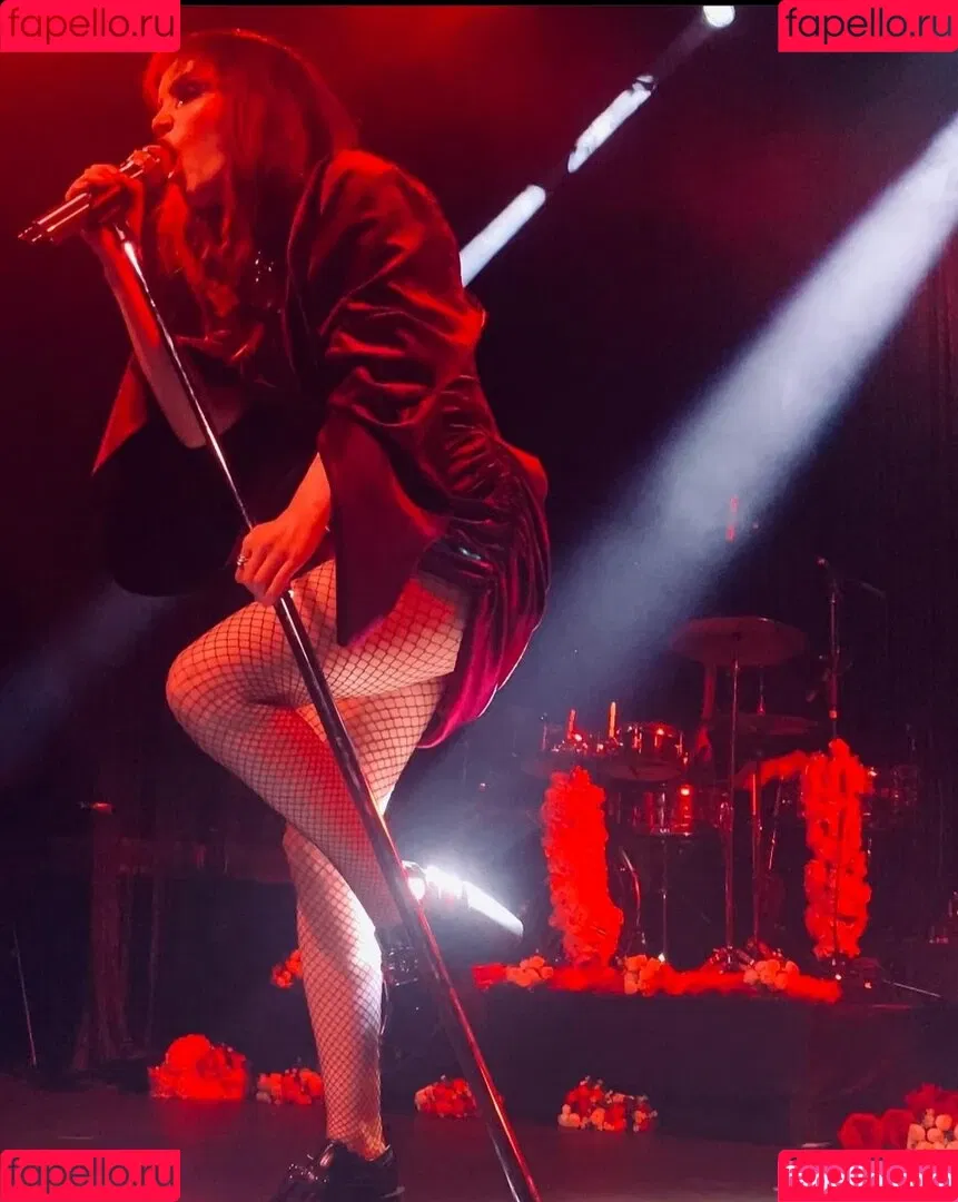 Lauren Mayberry Onlyfans Photo Gallery 