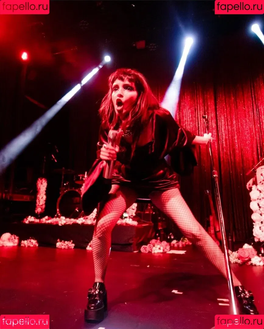 Lauren Mayberry Onlyfans Photo Gallery 