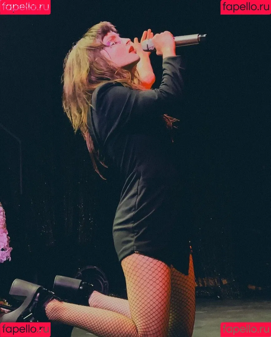 Lauren Mayberry Onlyfans Photo Gallery 