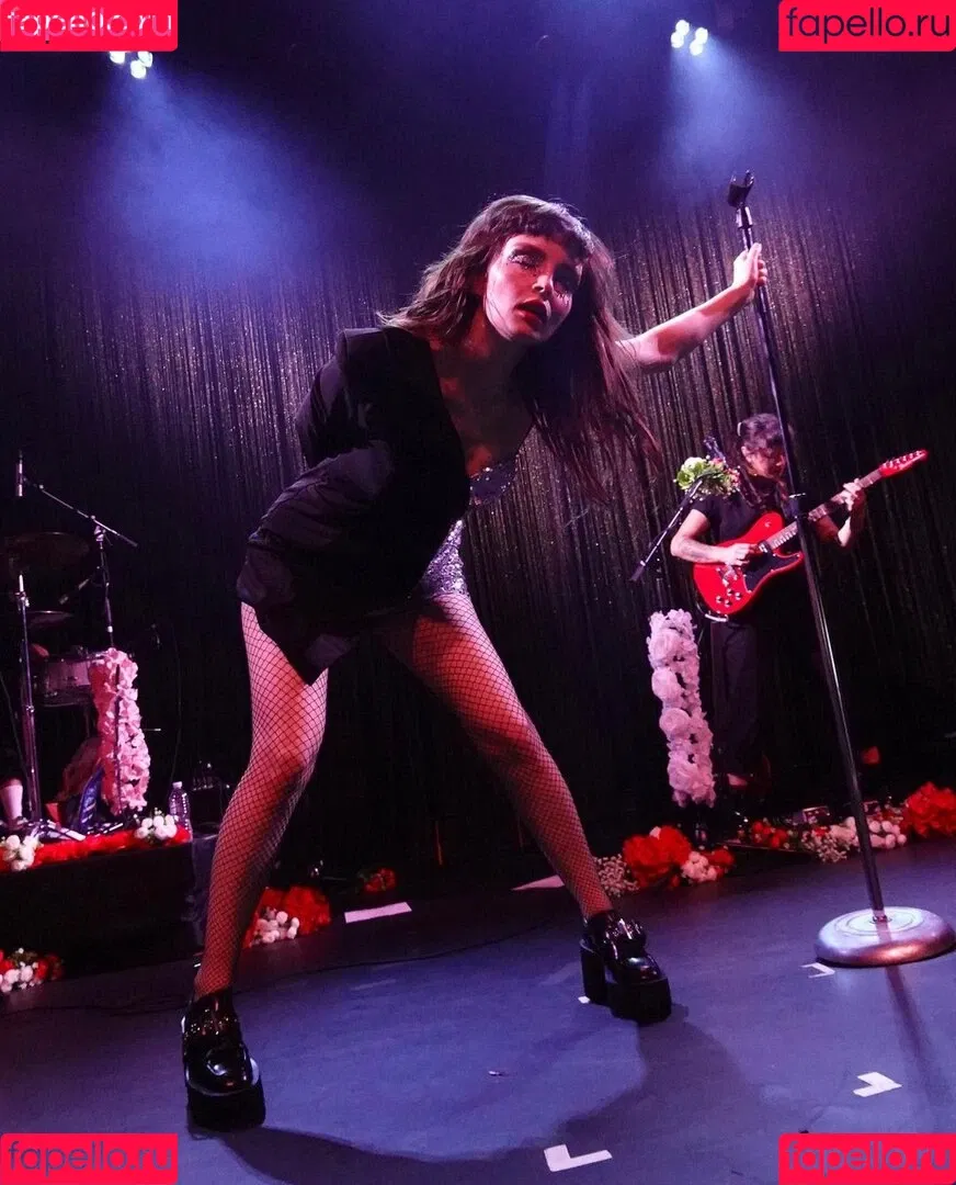 Lauren Mayberry Onlyfans Photo Gallery 
