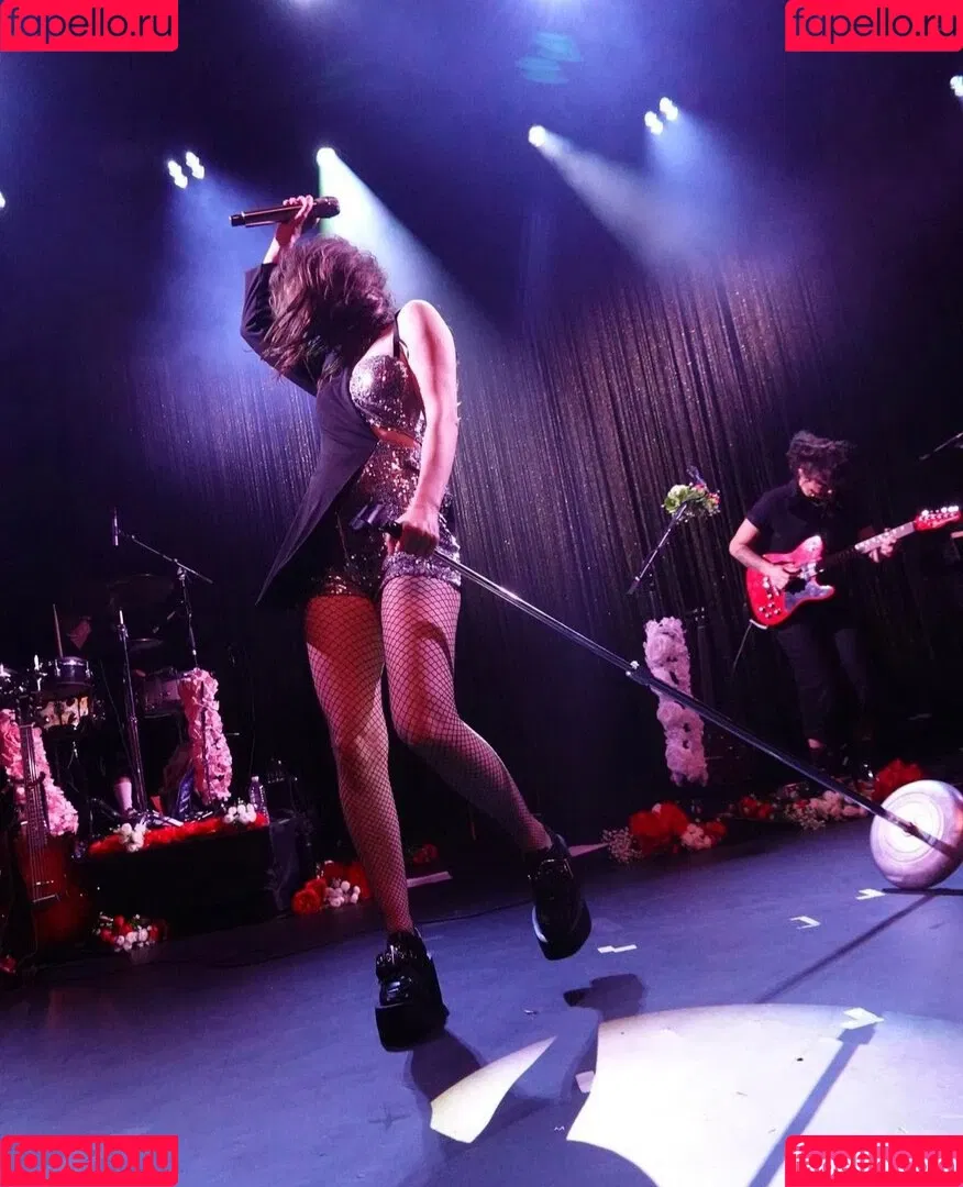 Lauren Mayberry Onlyfans Photo Gallery 
