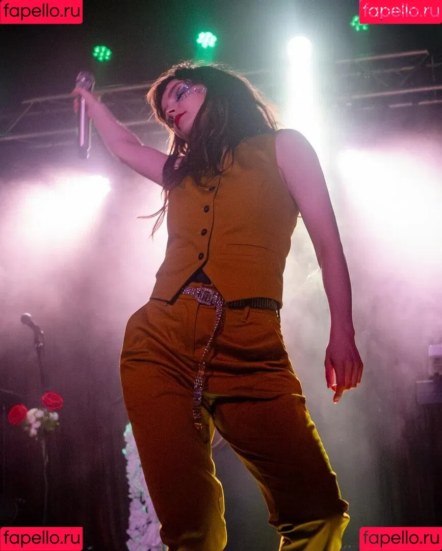 Lauren Mayberry Onlyfans Photo Gallery 