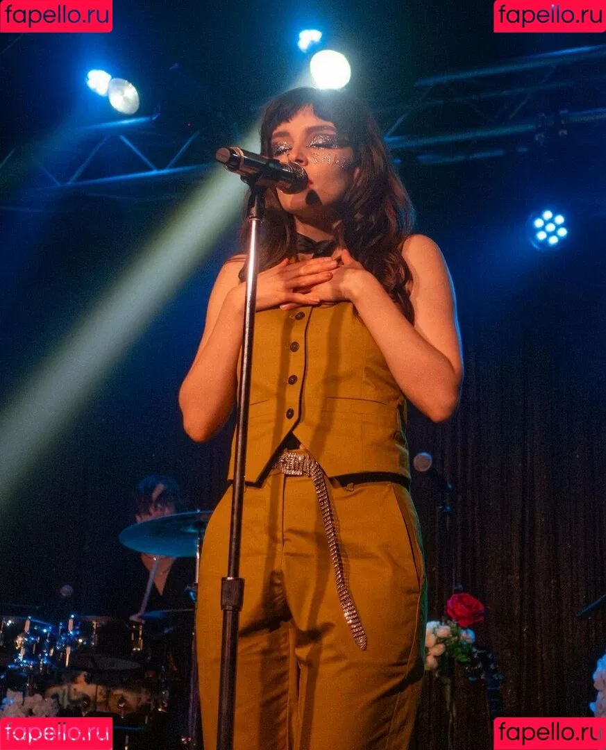 Lauren Mayberry Onlyfans Photo Gallery 