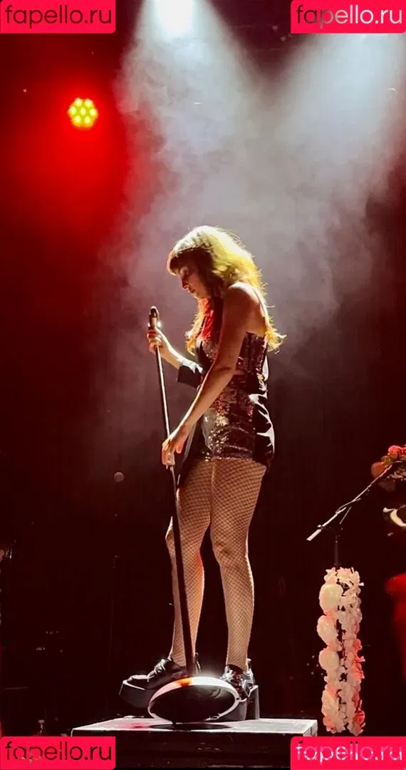 Lauren Mayberry Onlyfans Photo Gallery 
