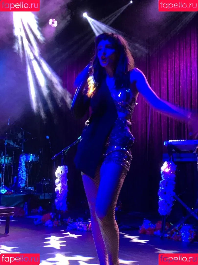 Lauren Mayberry Onlyfans Photo Gallery 