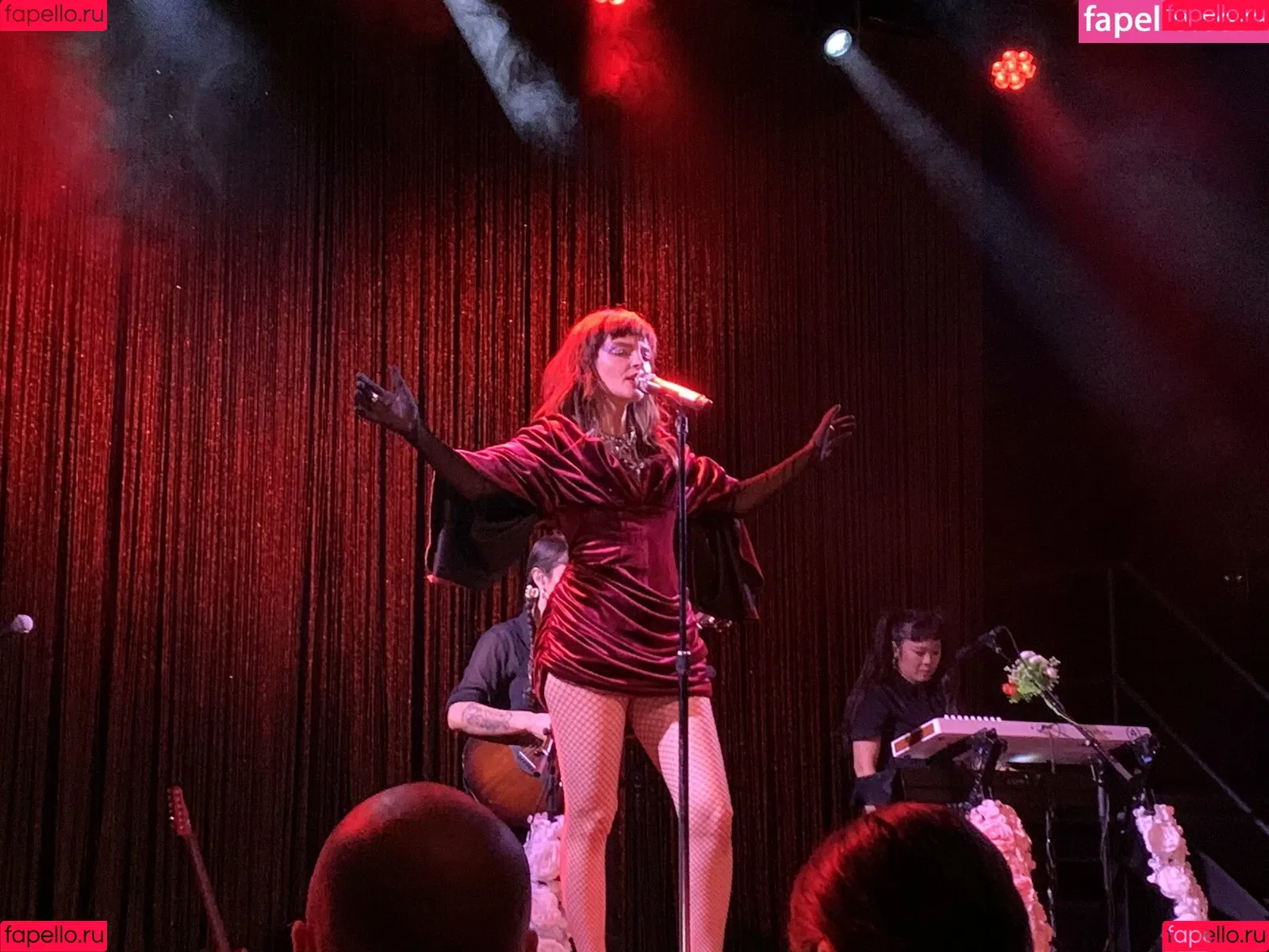Lauren Mayberry Onlyfans Photo Gallery 
