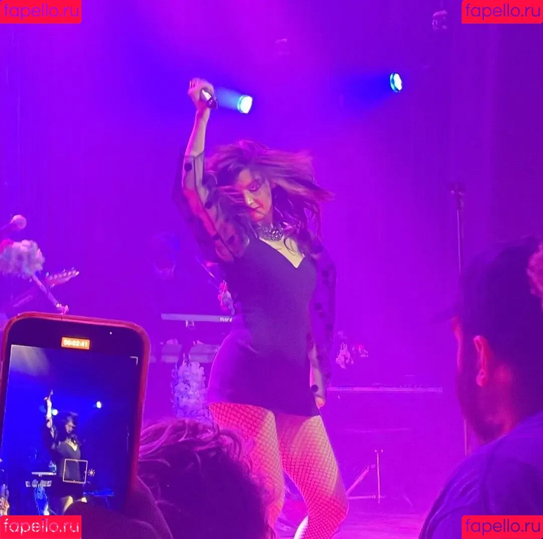 Lauren Mayberry Onlyfans Photo Gallery 