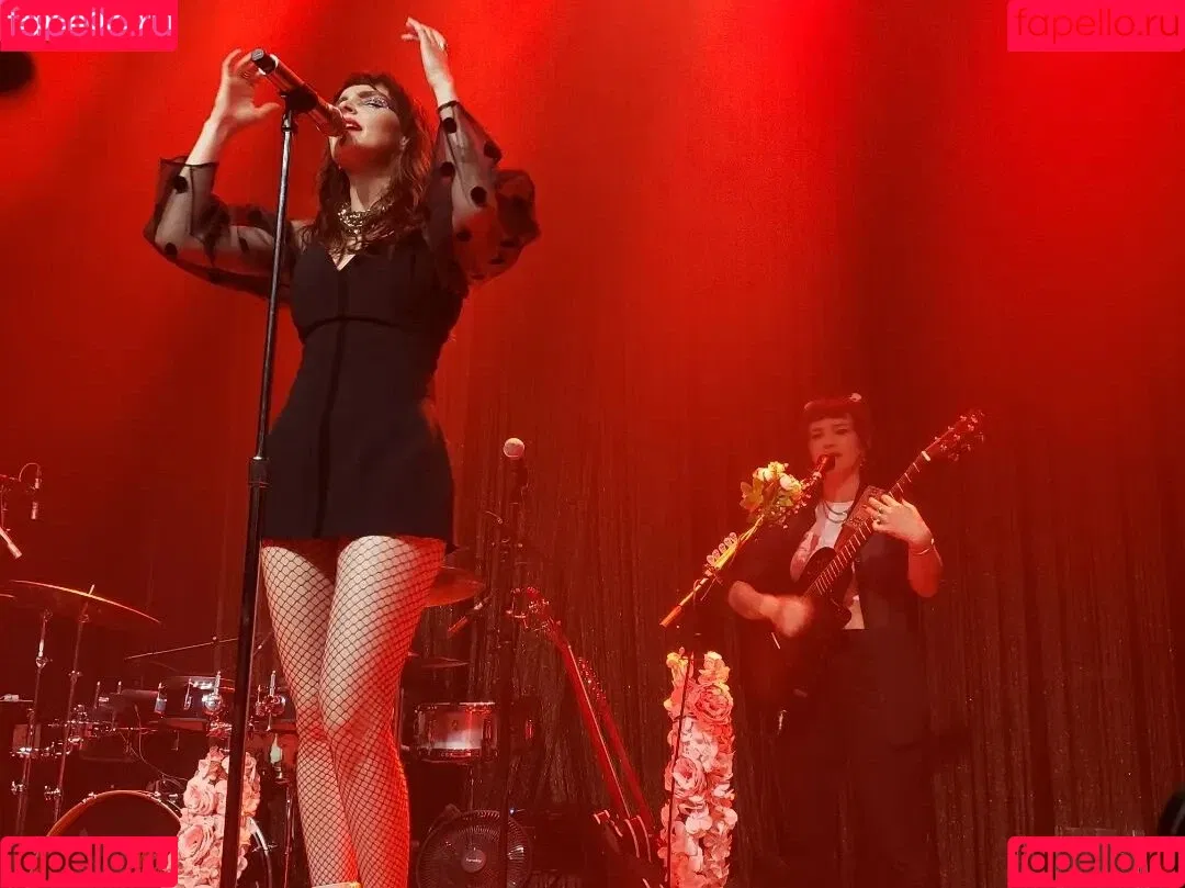 Lauren Mayberry Onlyfans Photo Gallery 