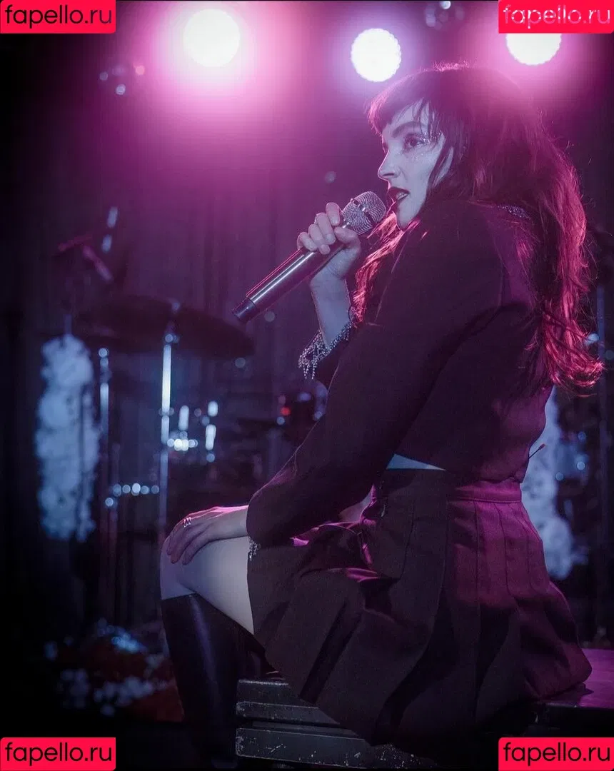 Lauren Mayberry Onlyfans Photo Gallery 