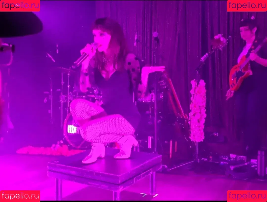 Lauren Mayberry Onlyfans Photo Gallery 