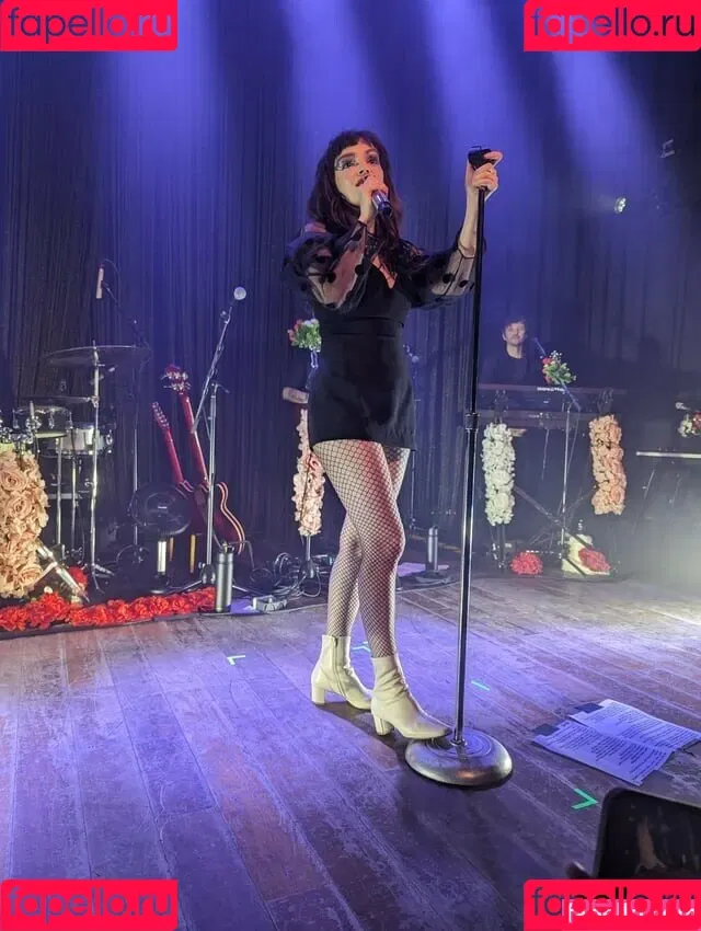 Lauren Mayberry Onlyfans Photo Gallery 