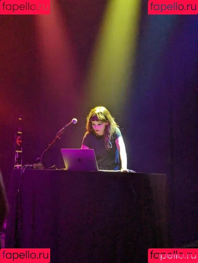 Lauren Mayberry Onlyfans Photo Gallery 