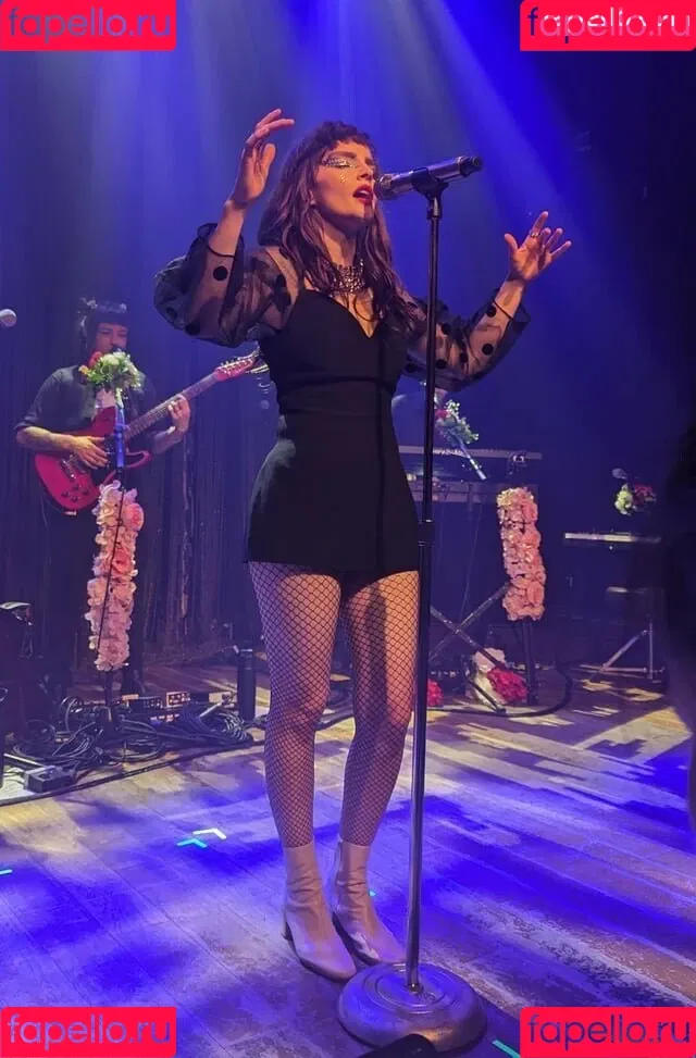 Lauren Mayberry Onlyfans Photo Gallery 