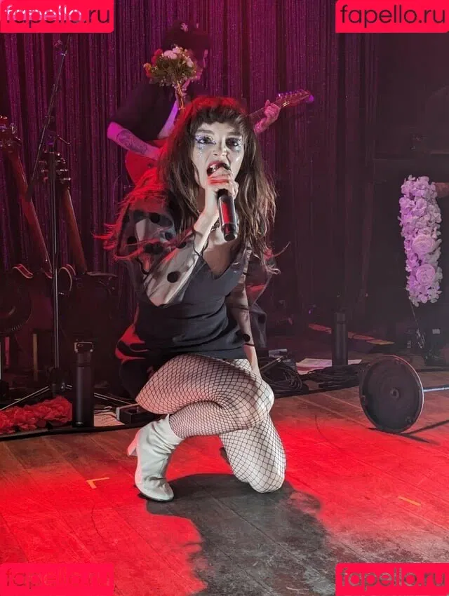 Lauren Mayberry Onlyfans Photo Gallery 