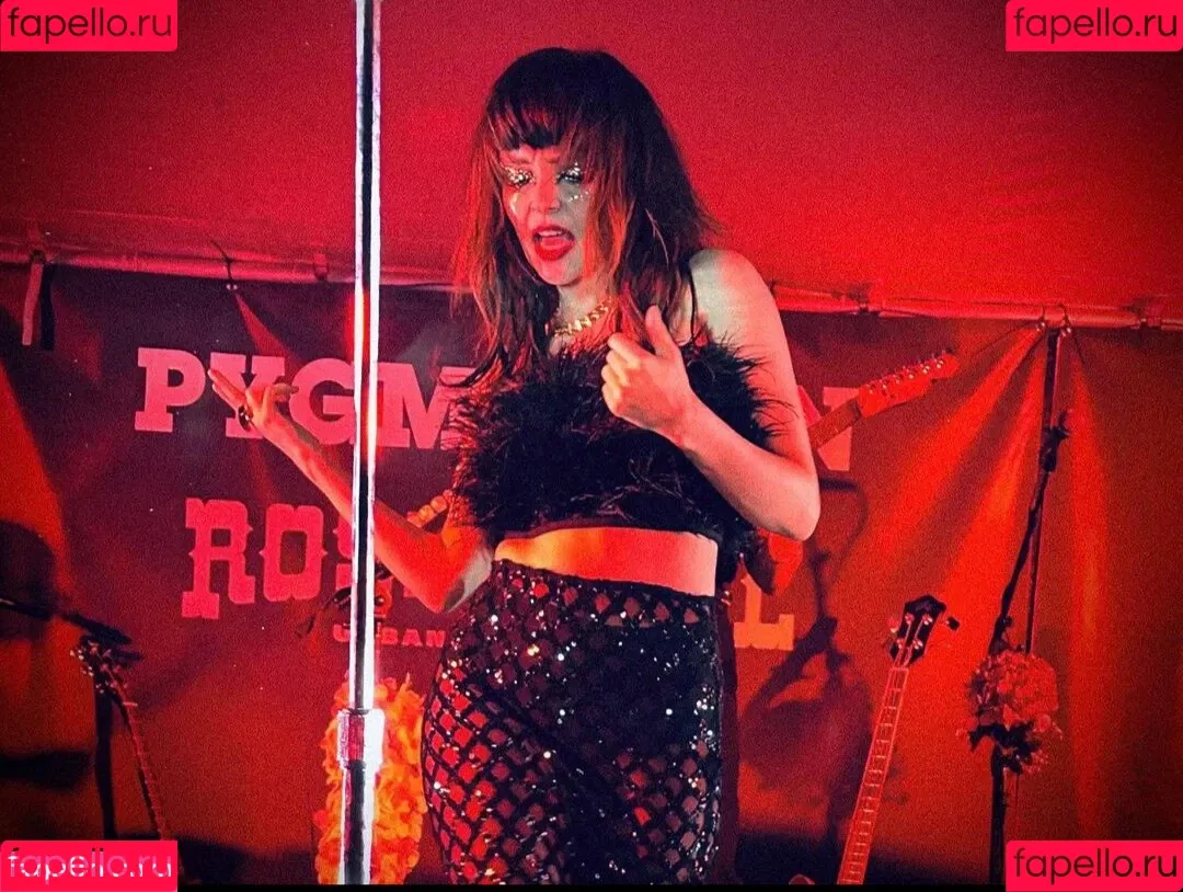 Lauren Mayberry Onlyfans Photo Gallery 