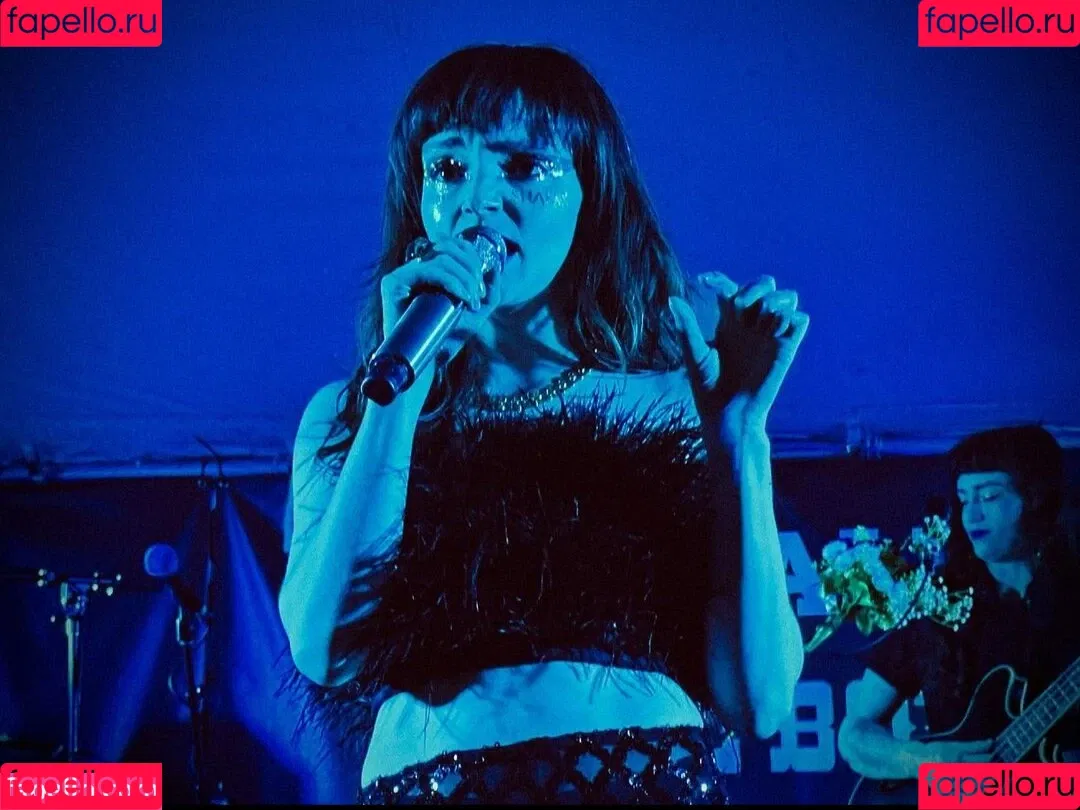 Lauren Mayberry Onlyfans Photo Gallery 