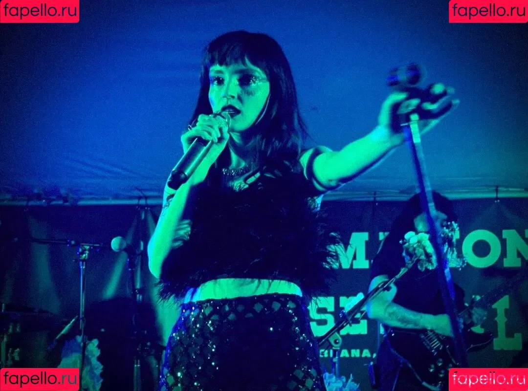 Lauren Mayberry Onlyfans Photo Gallery 