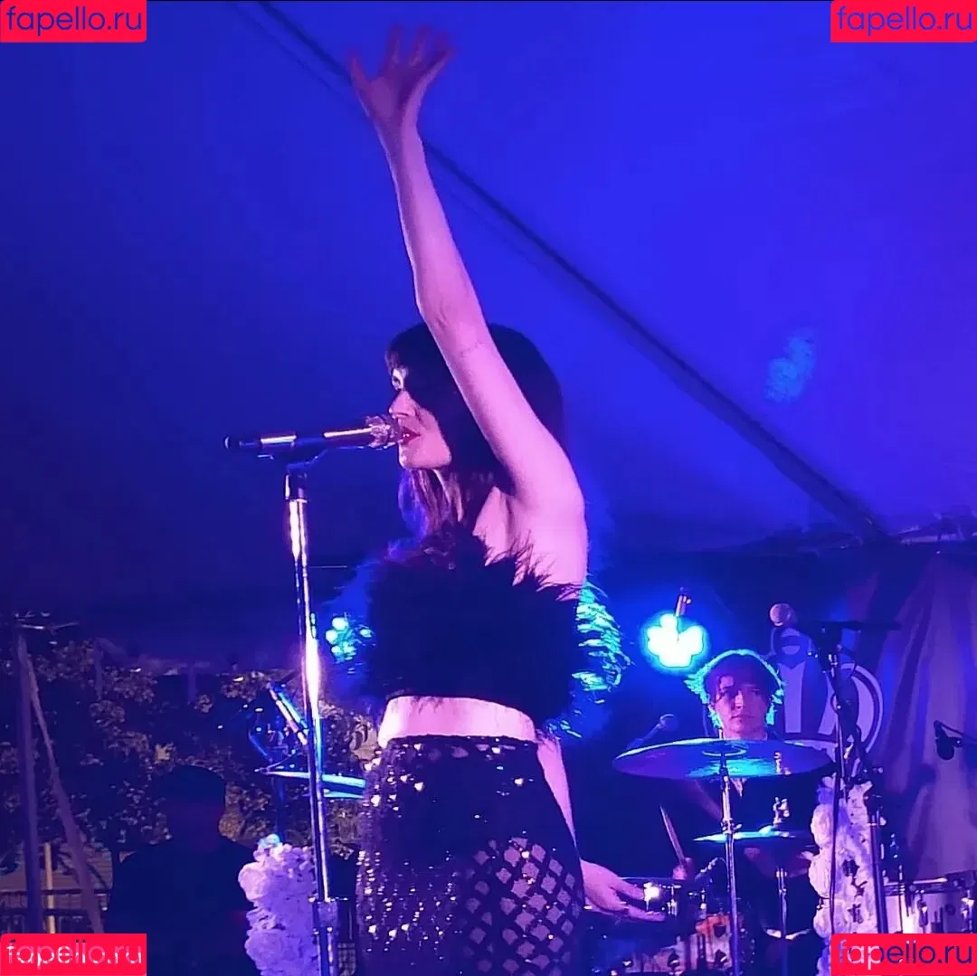 Lauren Mayberry Onlyfans Photo Gallery 