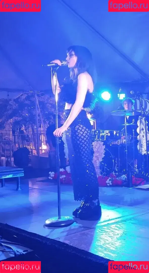 Lauren Mayberry Onlyfans Photo Gallery 