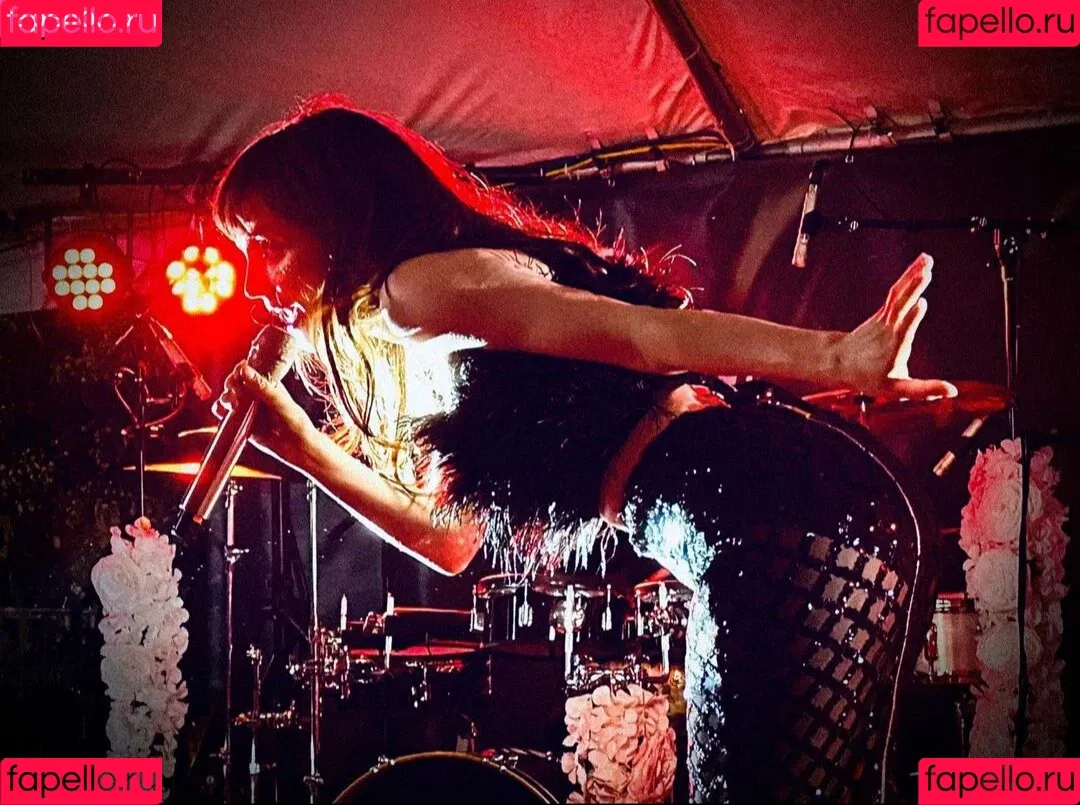 Lauren Mayberry Onlyfans Photo Gallery 