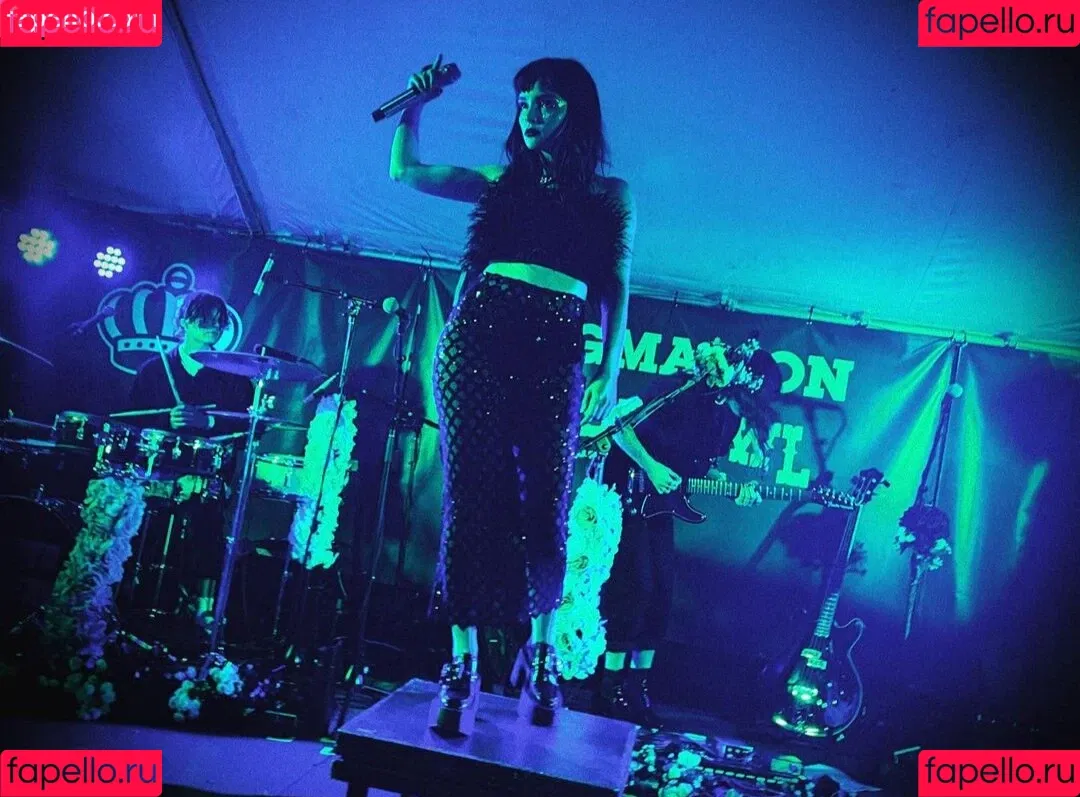 Lauren Mayberry Onlyfans Photo Gallery 