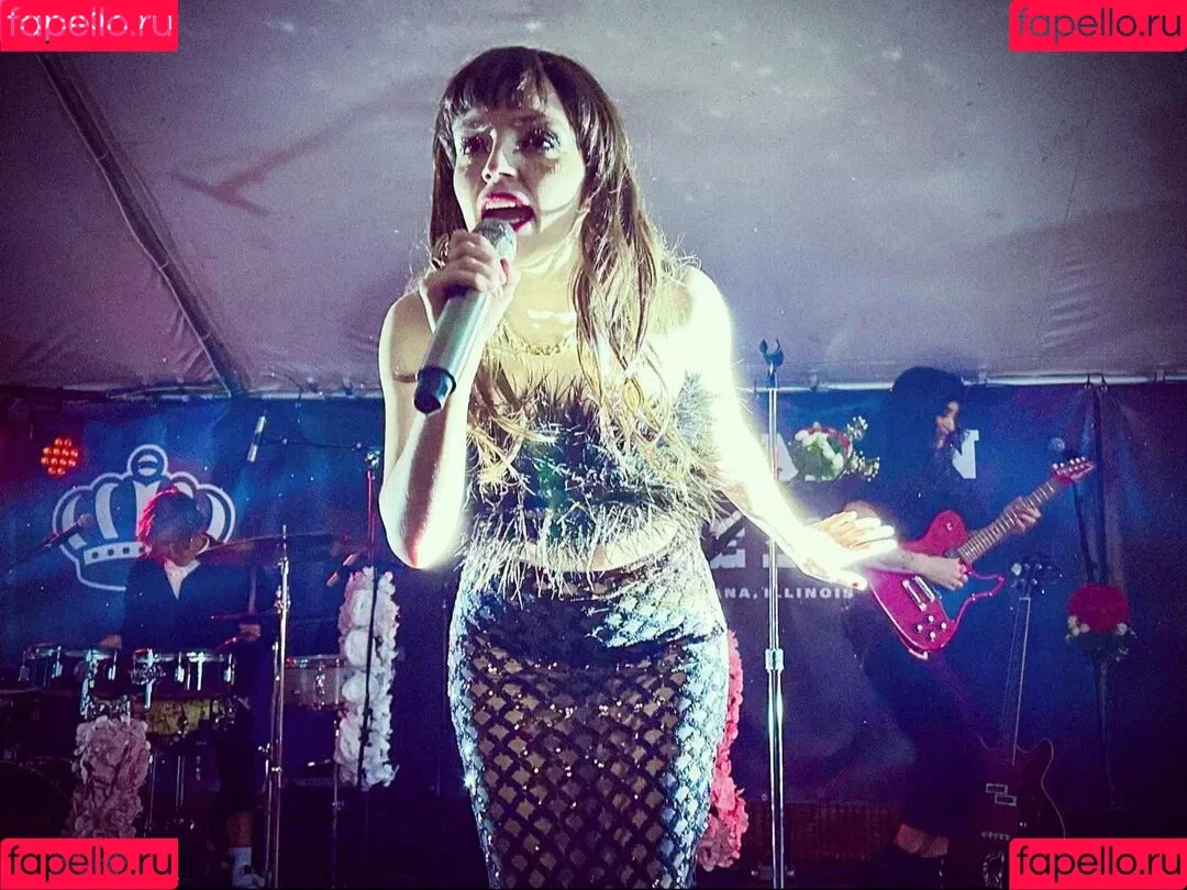 Lauren Mayberry Onlyfans Photo Gallery 