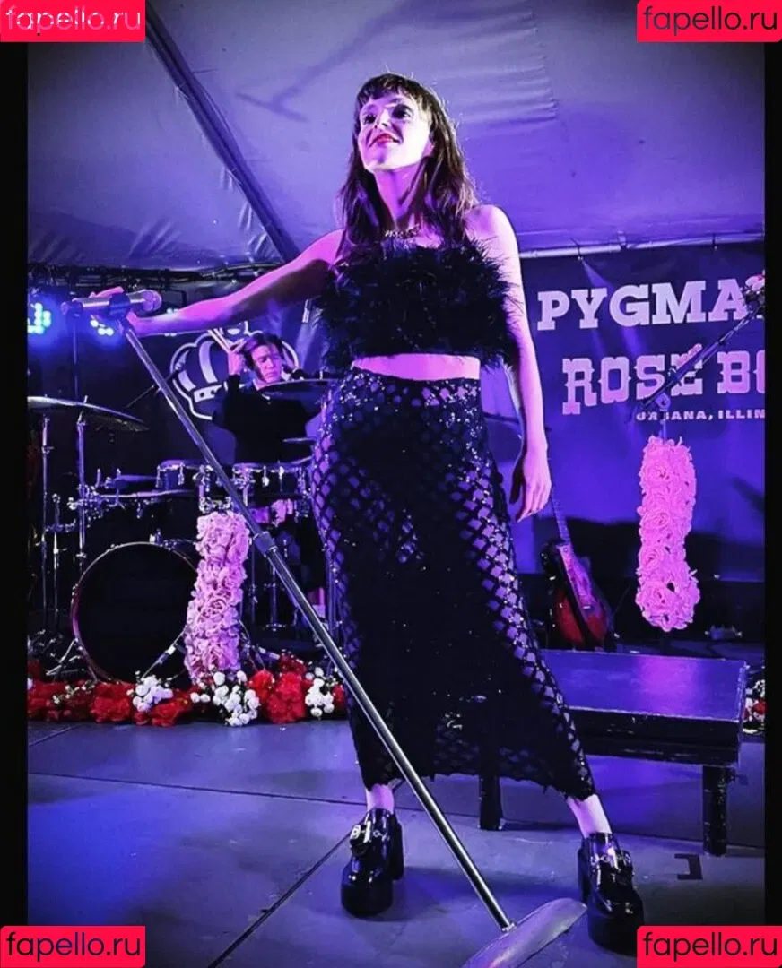 Lauren Mayberry Onlyfans Photo Gallery 