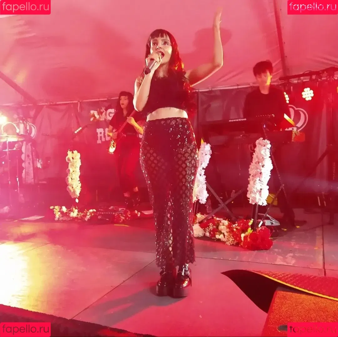 Lauren Mayberry Onlyfans Photo Gallery 