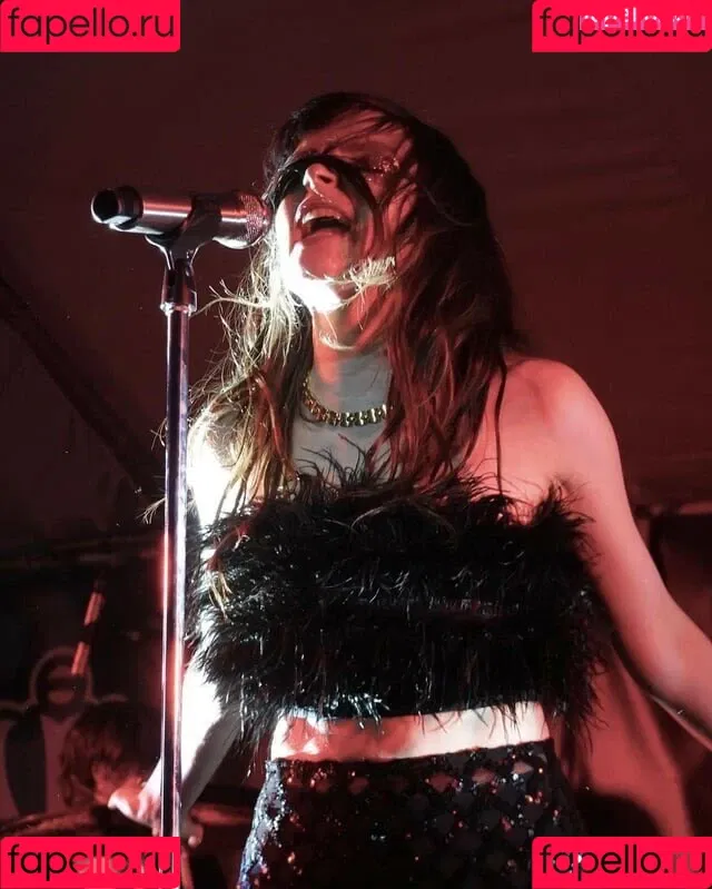 Lauren Mayberry Onlyfans Photo Gallery 