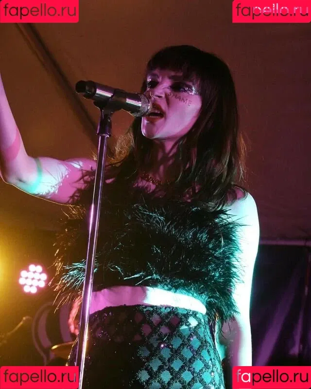 Lauren Mayberry Onlyfans Photo Gallery 