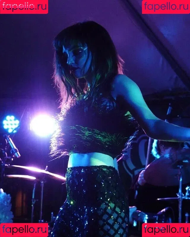 Lauren Mayberry Onlyfans Photo Gallery 
