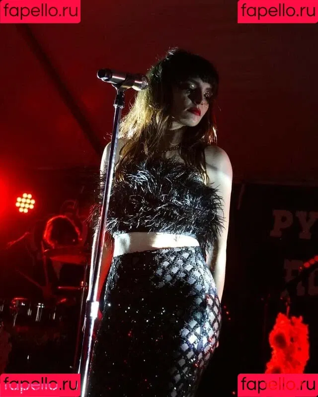 Lauren Mayberry Onlyfans Photo Gallery 