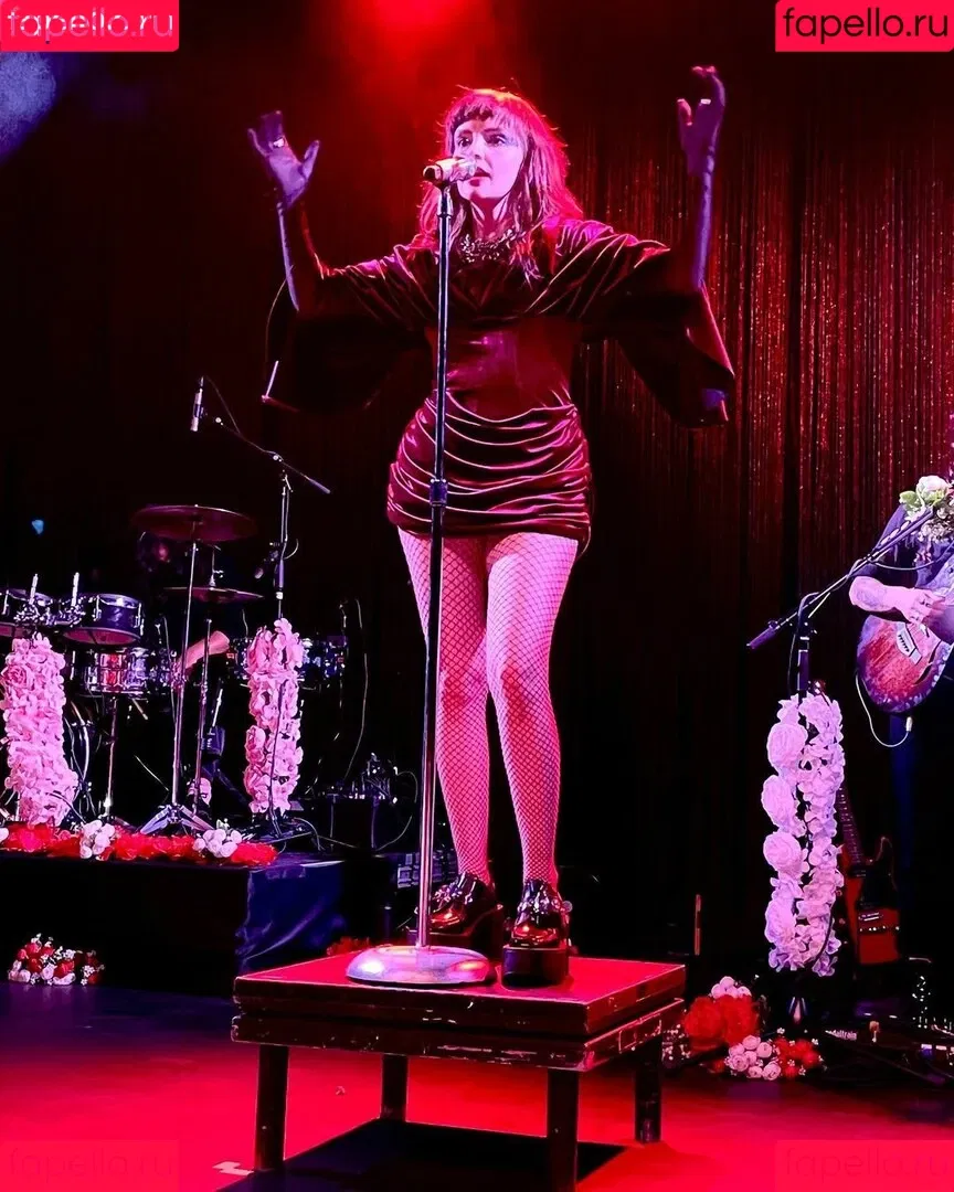 Lauren Mayberry Onlyfans Photo Gallery 