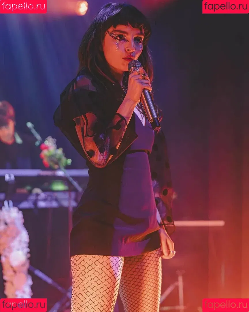 Lauren Mayberry Onlyfans Photo Gallery 