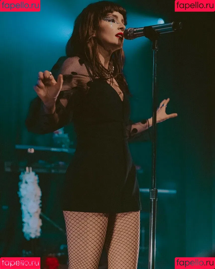 Lauren Mayberry Onlyfans Photo Gallery 