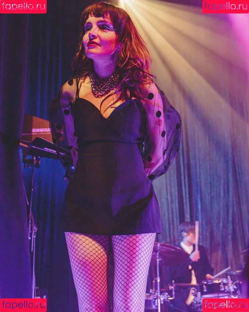 Lauren Mayberry Onlyfans Photo Gallery 