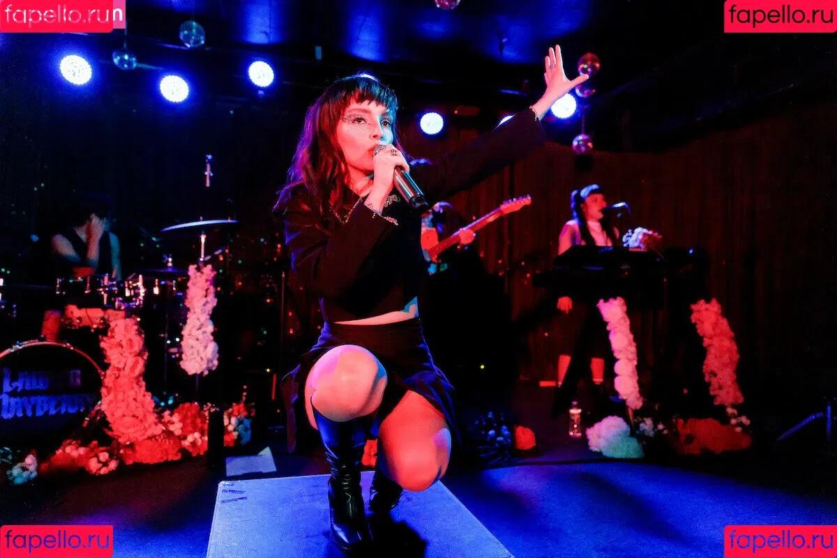 Lauren Mayberry Onlyfans Photo Gallery 