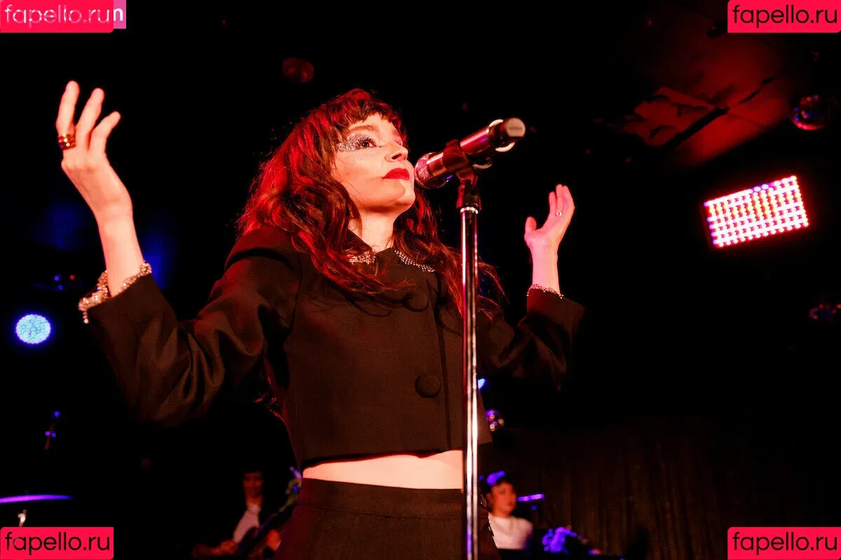 Lauren Mayberry Onlyfans Photo Gallery 