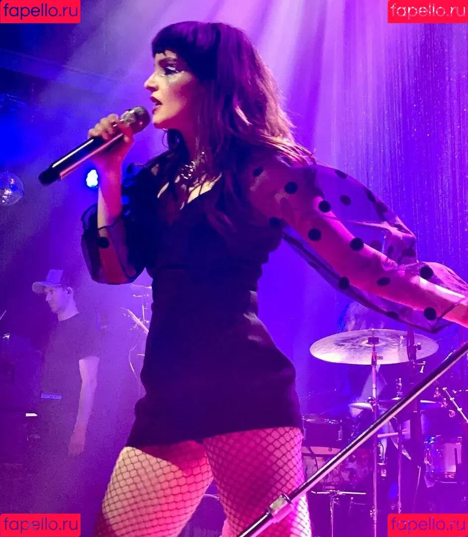 Lauren Mayberry Onlyfans Photo Gallery 