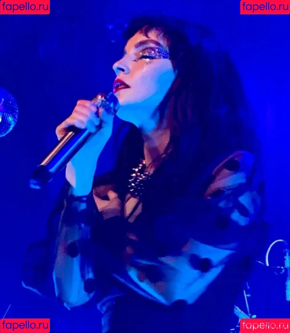 Lauren Mayberry Onlyfans Photo Gallery 