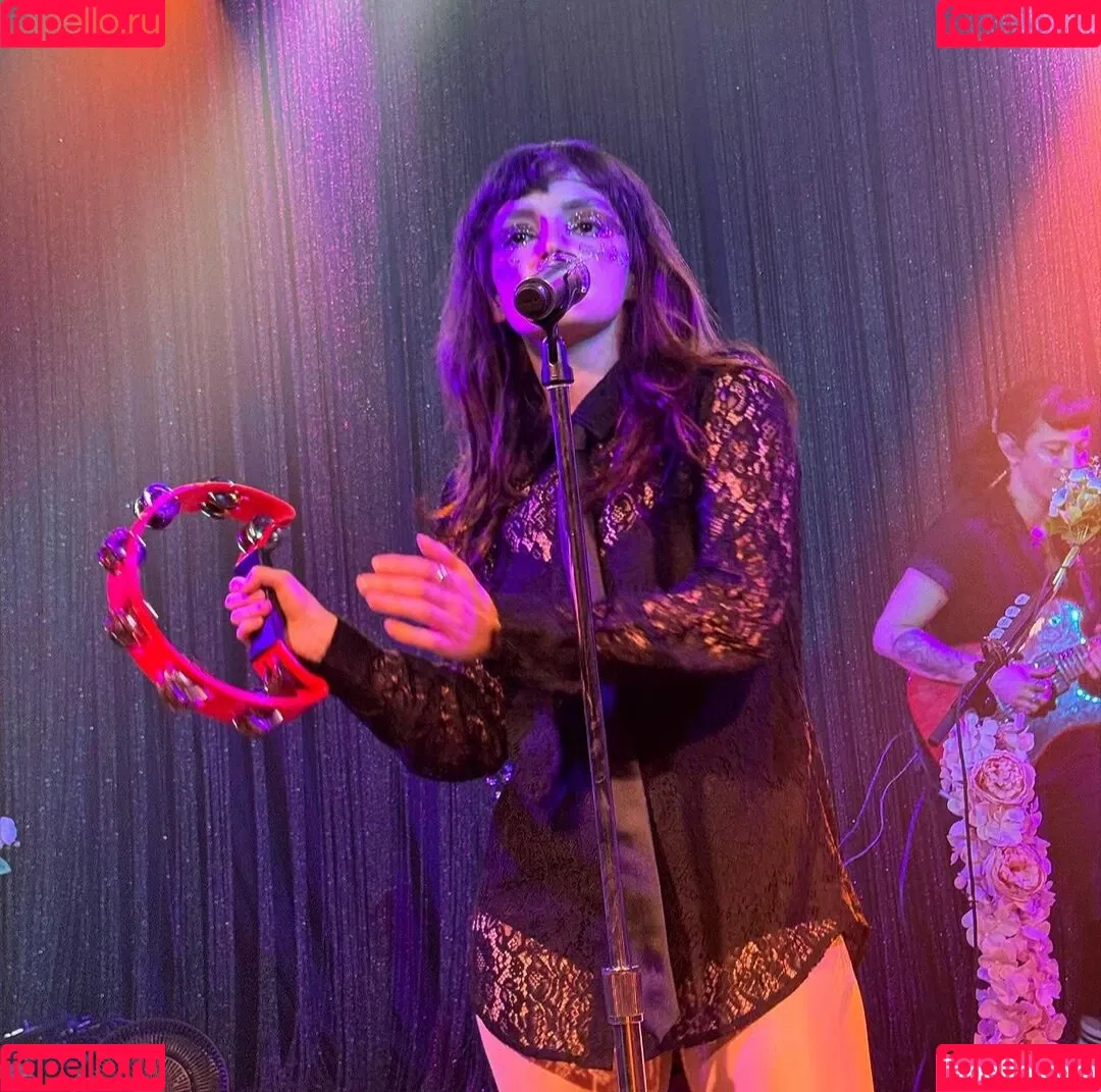 Lauren Mayberry Onlyfans Photo Gallery 