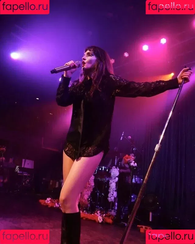 Lauren Mayberry Onlyfans Photo Gallery 