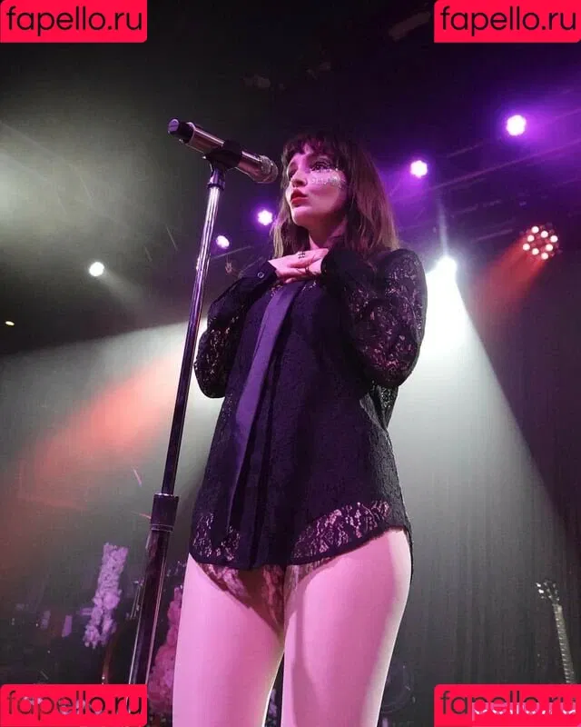 Lauren Mayberry Onlyfans Photo Gallery 