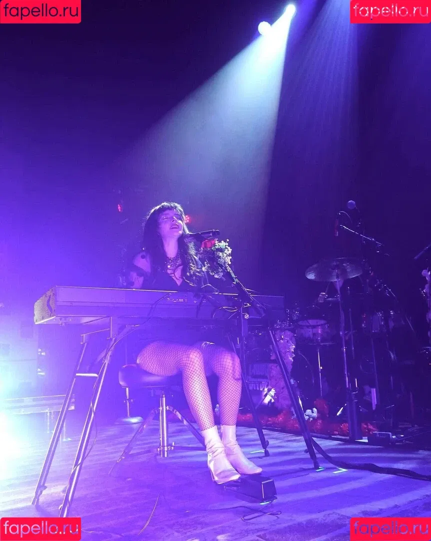 Lauren Mayberry Onlyfans Photo Gallery 