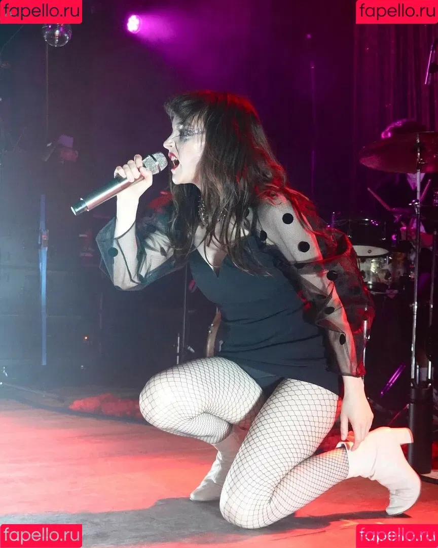 Lauren Mayberry Onlyfans Photo Gallery 