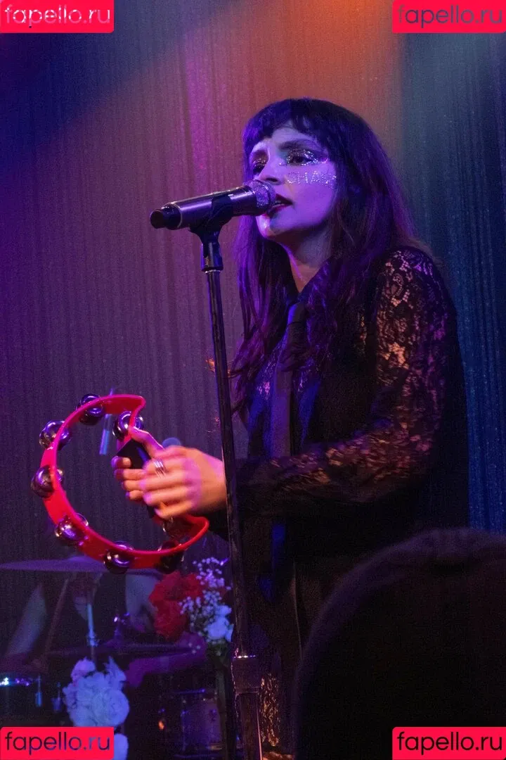 Lauren Mayberry Onlyfans Photo Gallery 