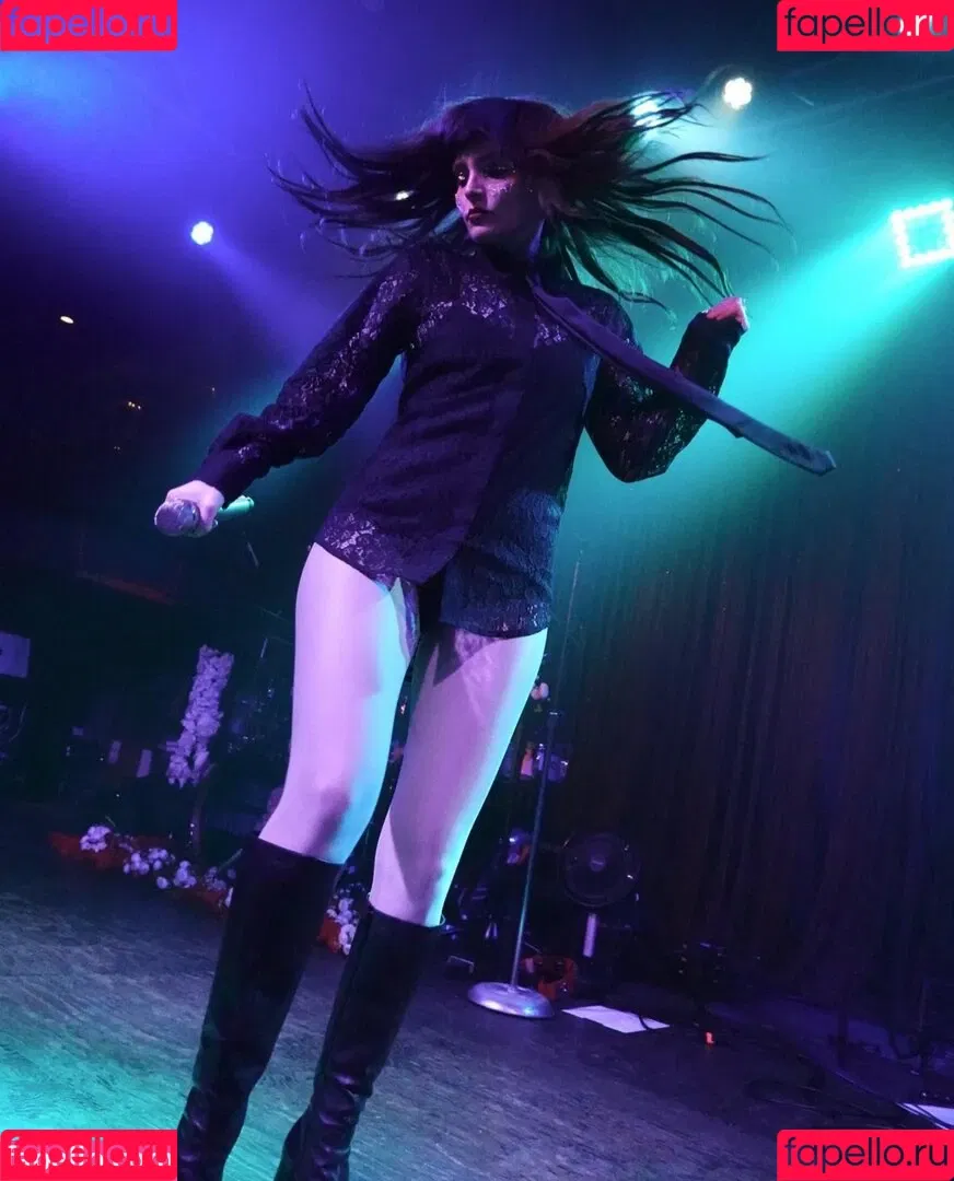 Lauren Mayberry Onlyfans Photo Gallery 