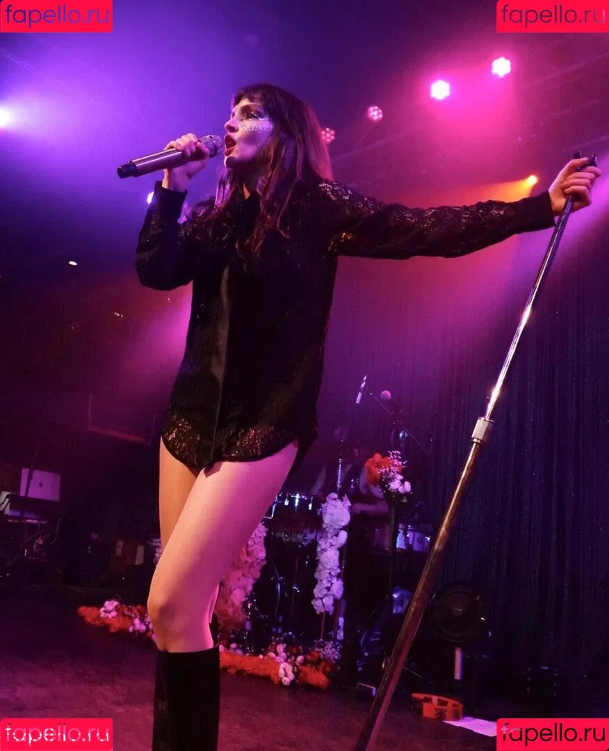 Lauren Mayberry Onlyfans Photo Gallery 