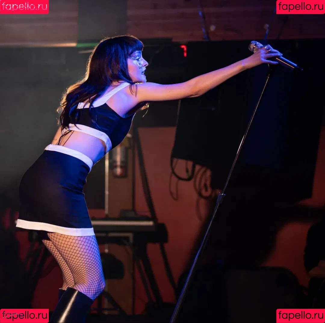Lauren Mayberry Onlyfans Photo Gallery 