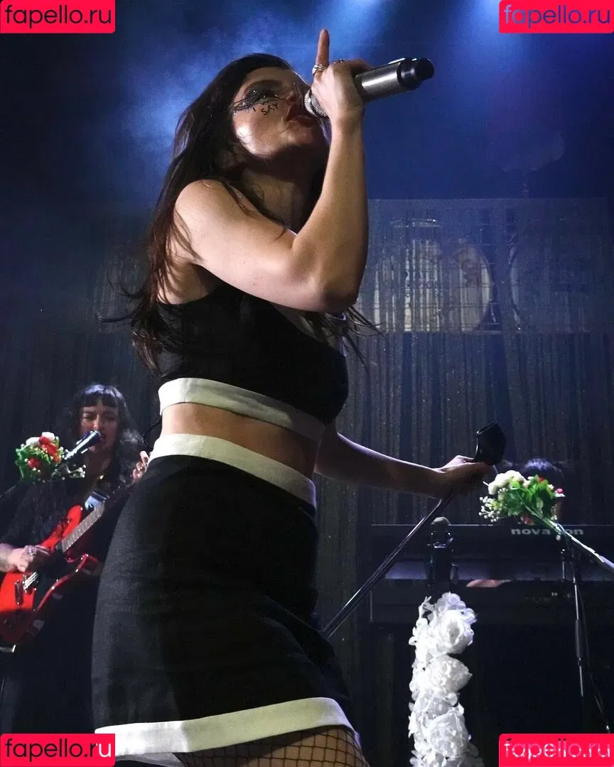 Lauren Mayberry Onlyfans Photo Gallery 
